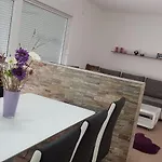 Sandra 公寓 *